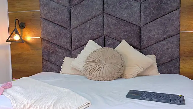 Snapshot of AnnieRouse__ chatting on March 1, 11:45 am AnnieRouse online show from March 1, 11:45 am