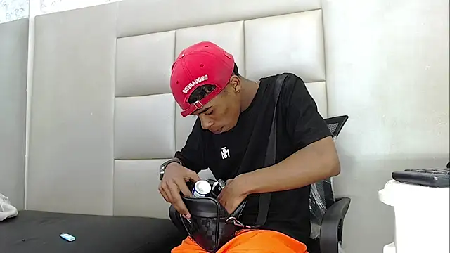 Snapshot of TonnyMarck chatting on February 6, 3:00 am TonnyMarck online show from February 6, 3:00 am