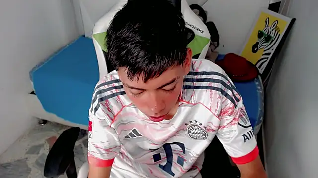 Snapshot of Liarr_ chatting on February 6, 8:01 pm Liarr online show from February 6, 8:01 pm