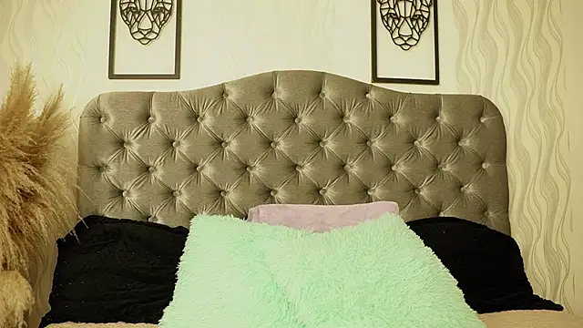 katt eyes  online show from March 15, 1:28 pm