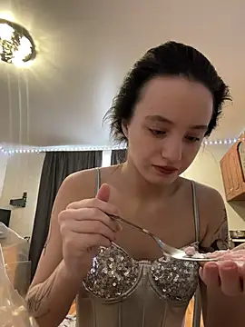 Snapshot of MiaTee chatting on February 1, 3:49 am MiaTee online show from February 1, 3:49 am