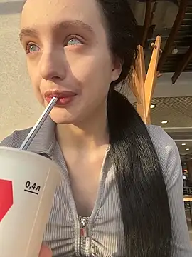 Snapshot of MiaTee chatting on February 6, 4:06 am MiaTee online show from February 6, 4:06 am