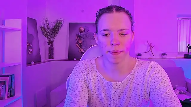 Snapshot of Madison_dolly chatting on February 25, 2:10 am Madison dolly online show from February 25, 2:10 am