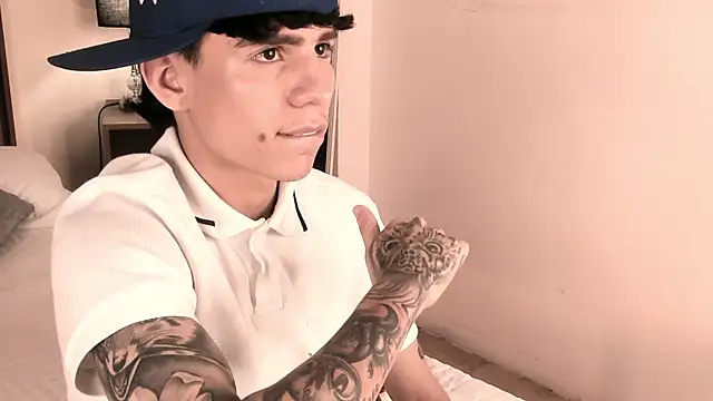 Snapshot of Angel_eros_ chatting on March 2, 5:19 am Angel eros online show from March 2, 5:19 am