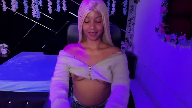 Snapshot of Lunaa_Brunettee chatting on February 19, 3:24 am Lunaa Brunettee online show from February 19, 3:24 am