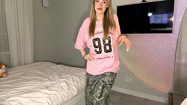 Between Eeys online show from February 1, 3:10 pm