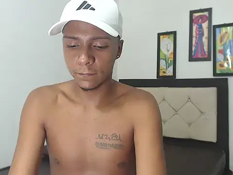 Snapshot of hotboyluxe chatting on February 25, 5:55 pm hotboyluxe online show from February 25, 5:55 pm