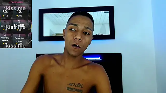 Snapshot of hotboyluxe chatting on July 3, 5:36 am hotboyluxe online show from July 3, 5:36 am