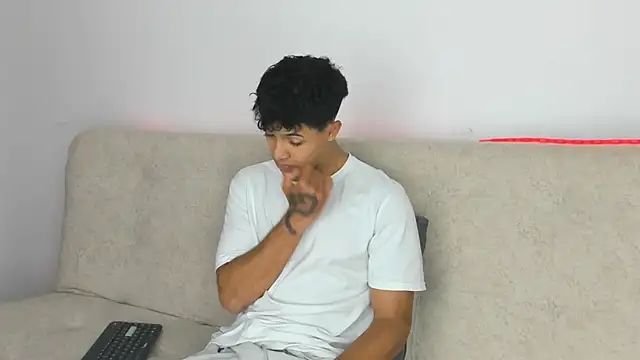 Snapshot of _Alex_Colton chatting on April 1, 10:07 pm Alex Colton online show from April 1, 10:07 pm