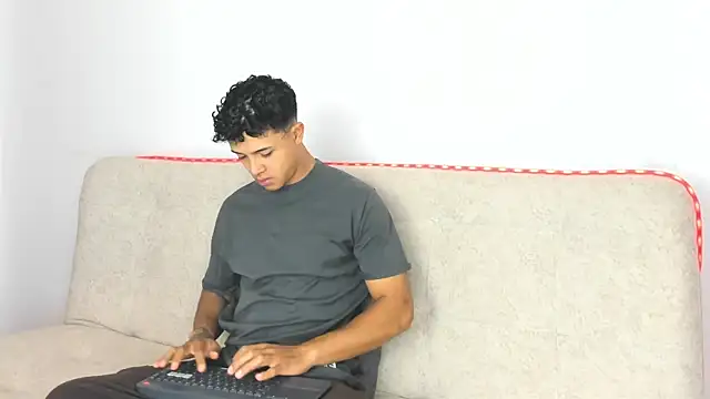 Snapshot of _Alex_Colton chatting on April 2, 10:07 pm Alex Colton online show from April 2, 10:07 pm