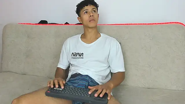 Snapshot of _Alex_Colton chatting on April 15, 10:21 pm Alex Colton online show from April 15, 10:21 pm