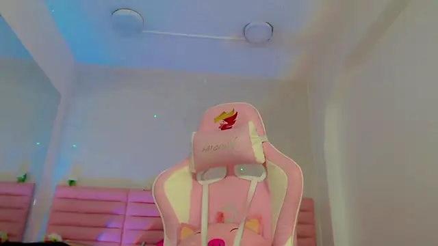 Snapshot of estefany_squirt1 chatting on February 7, 4:27 am estefany squirt1 online show from February 7, 4:27 am