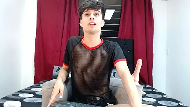 Snapshot of axxxel_twink chatting on February 6, 1:32 am axxxel twink online show from February 6, 1:32 am