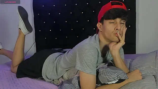 Snapshot of axxxel_twink chatting on February 19, 1:34 am axxxel twink online show from February 19, 1:34 am