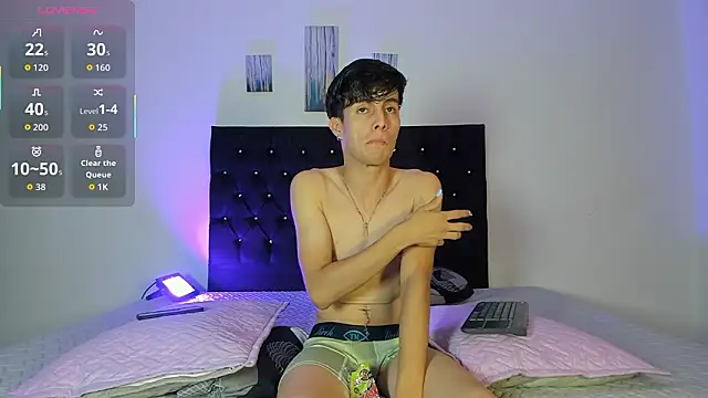 Snapshot of axxxel_twink chatting on February 27, 3:17 am axxxel twink online show from February 27, 3:17 am