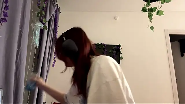 Snapshot of LunaMacky chatting on February 9, 12:36 am LunaMacky online show from February 9, 12:36 am