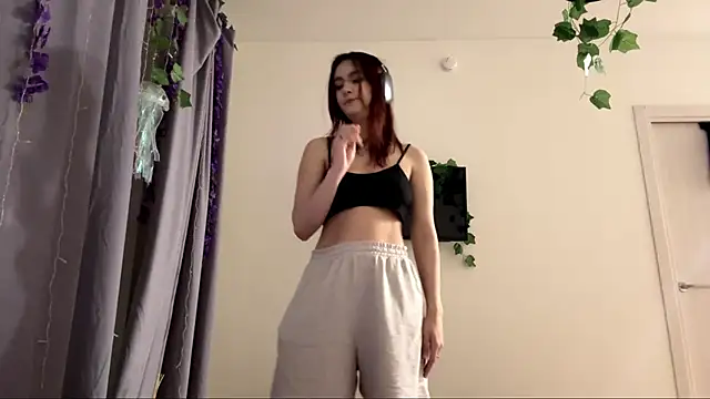 Snapshot of LunaMacky chatting on February 21, 12:11 am LunaMacky online show from February 21, 12:11 am