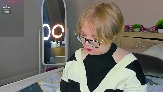 Snapshot of Lauraaa_Smith chatting on March 2, 7:26 am Lauraaa Smith online show from March 2, 7:26 am