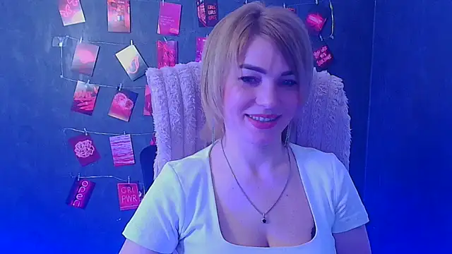 Snapshot of CuttieEmma chatting on March 11, 12:44 pm CuttieEmma online show from March 11, 12:44 pm