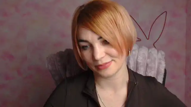 Snapshot of CuttieEmma chatting on April 1, 11:33 am CuttieEmma online show from April 1, 11:33 am