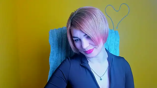 Snapshot of CuttieEmma chatting on April 5, 5:59 am CuttieEmma online show from April 5, 5:59 am
