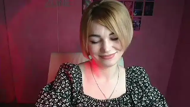 Snapshot of CuttieEmma chatting on April 8, 11:54 am CuttieEmma online show from April 8, 11:54 am