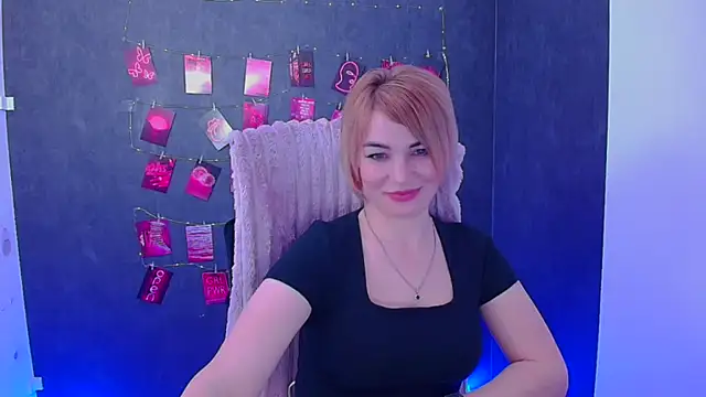 Snapshot of CuttieEmma chatting on April 8, 11:59 pm CuttieEmma online show from April 8, 11:59 pm