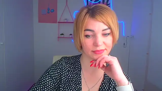 Snapshot of CuttieEmma chatting on April 15, 5:58 am CuttieEmma online show from April 15, 5:58 am