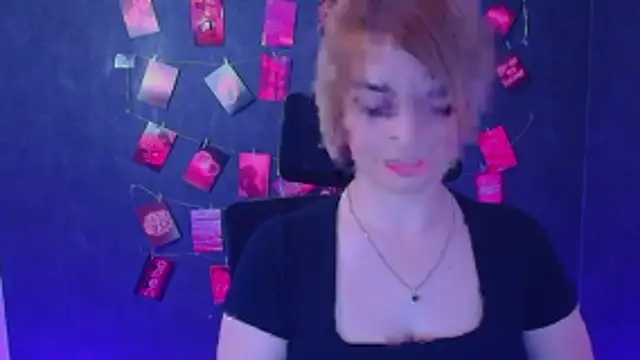 Snapshot of CuttieEmma chatting on April 18, 11:47 am CuttieEmma online show from April 18, 11:47 am
