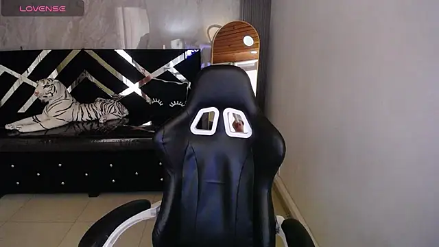 Snapshot of Isabellanoir_a chatting on February 16, 1:07 pm Isabellanoir a online show from February 16, 1:07 pm