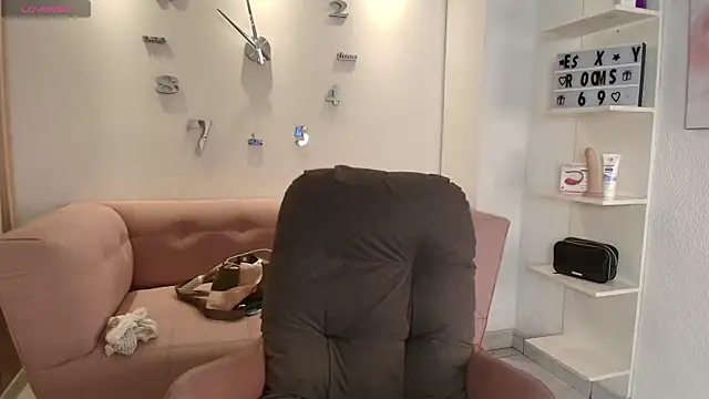 Luna Millers online show from April 6, 4:21 am