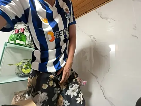 Snapshot of TommyMille chatting on February 7, 7:34 am TommyMille online show from February 7, 7:34 am