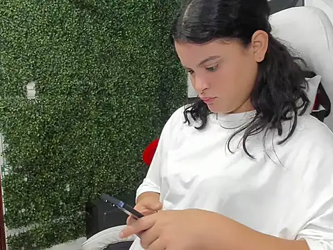 Snapshot of Andrea_girlx chatting on February 17, 1:51 pm Andrea girlx online show from February 17, 1:51 pm