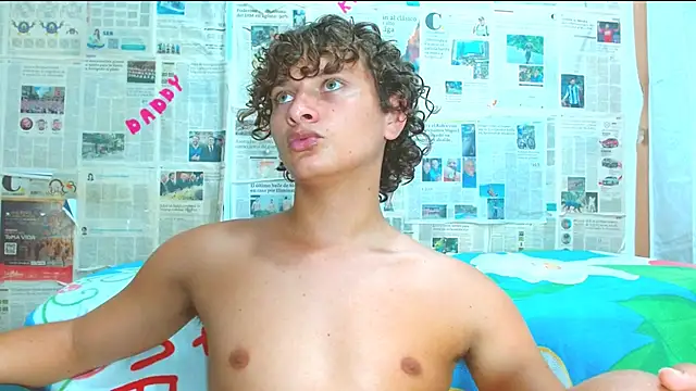 Snapshot of arielnoir6958 chatting on February 21, 12:33 am arielnoir6958 online show from February 21, 12:33 am