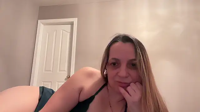 Snapshot of ShyFlameLive chatting on February 11, 12:37 am ShyFlameLive online show from February 11, 12:37 am