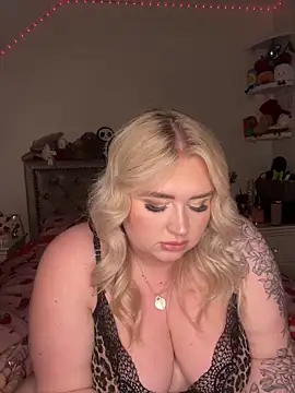 Snapshot of TwoWayT_xx chatting on February 8, 12:25 am TwoWayT xx online show from February 8, 12:25 am