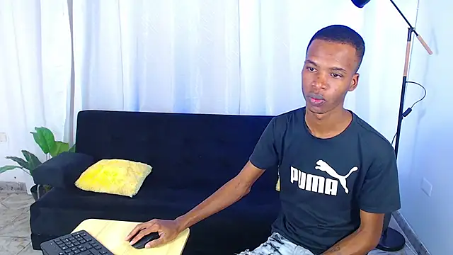 Snapshot of gusy_18 chatting on February 16, 8:16 pm gusy 18 online show from February 16, 8:16 pm