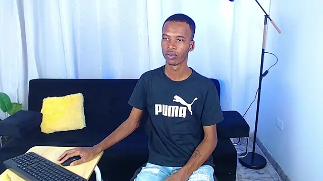 Snapshot of gusy_18 chatting on February 19, 8:27 pm gusy 18 online show from February 19, 8:27 pm