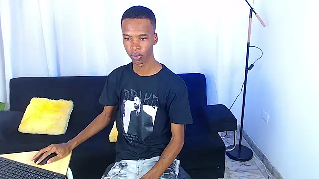 Snapshot of gusy_18 chatting on February 24, 8:40 pm gusy 18 online show from February 24, 8:40 pm