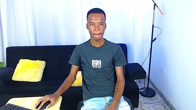 Snapshot of gusy_18 chatting on February 25, 8:18 pm gusy 18 online show from February 25, 8:18 pm