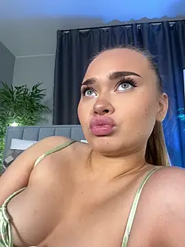 Snapshot of MonicaWestt chatting on February 2, 8:13 am MonicaWestt online show from February 2, 8:13 am