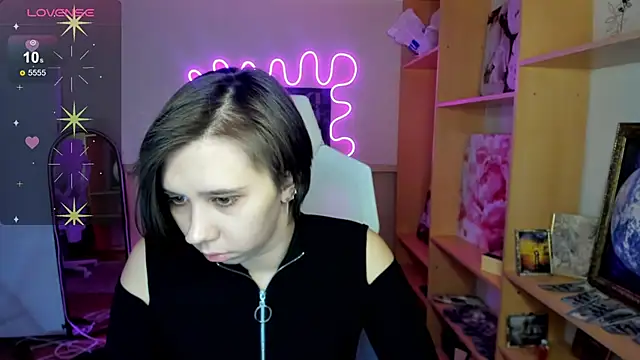 Snapshot of Scarlet_Sirenn chatting on February 7, 8:18 am Scarlet Sirenn online show from February 7, 8:18 am