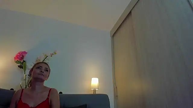 Snapshot of roxana_sinsx chatting on February 5, 3:22 am roxana sinsx online show from February 5, 3:22 am