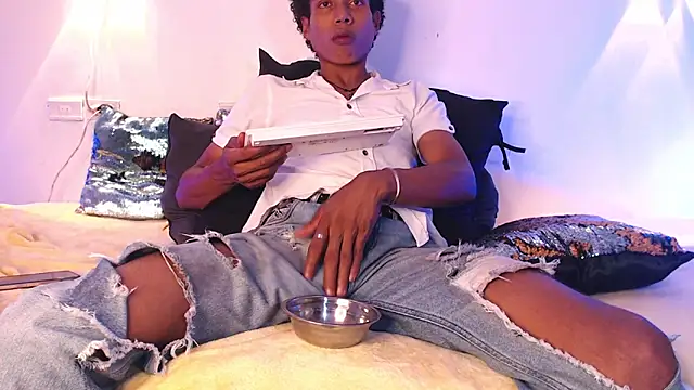 Snapshot of Walkers05 chatting on February 20, 2:30 am Walkers05 online show from February 20, 2:30 am