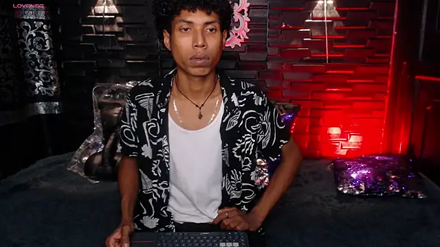 Snapshot of Walkers05 chatting on February 23, 12:19 am Walkers05 online show from February 23, 12:19 am