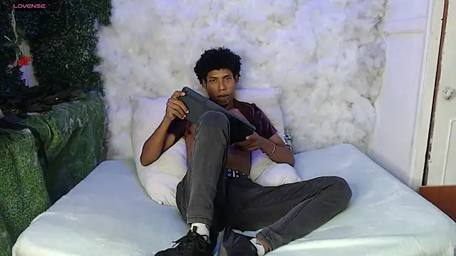 Snapshot of Walkers05 chatting on March 2, 3:41 am Walkers05 online show from March 2, 3:41 am