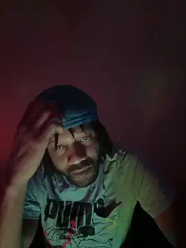 Snapshot of magic_man1085 chatting on February 3, 8:52 am magic man1085 online show from February 3, 8:52 am