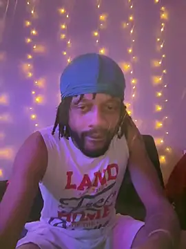 Snapshot of magic_man1085 chatting on February 11, 3:00 am magic man1085 online show from February 11, 3:00 am