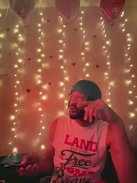 Snapshot of magic_man1085 chatting on February 12, 3:12 am magic man1085 online show from February 12, 3:12 am