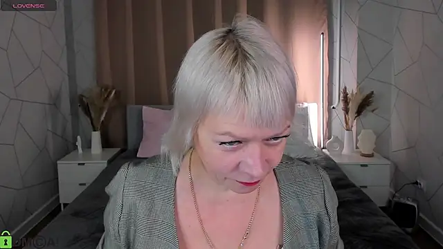 Snapshot of Ann_Annise chatting on February 7, 1:09 am Ann Annise online show from February 7, 1:09 am